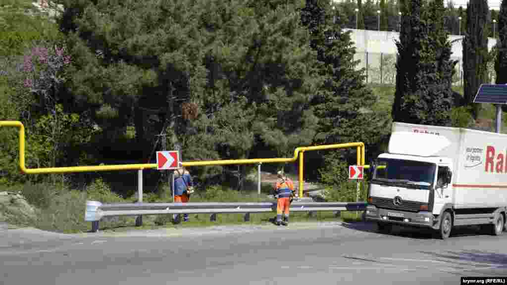 Работники «Крымавтодора» косят траву вдоль трассы Ялта-Севастополь