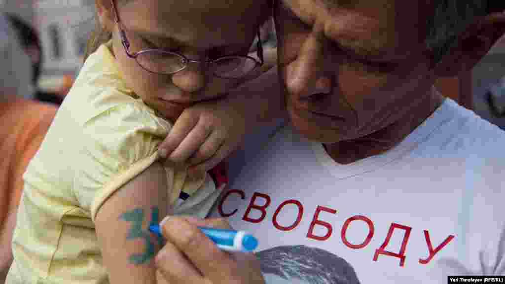 Участники акции "Стратегии-31" на Триумфальной площади в Москве