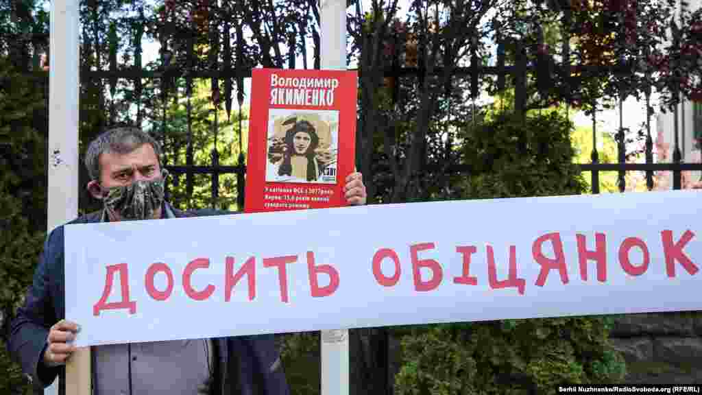 Таксист и активист «Автомайдана» Владимир Якименко из села Чаплинка Херсонской области занимался тем , что перевозил крымчан, выезжавших с территории аннексированного полуострова на материк Украины. 11 июня 2017 года российские силовики задержали его при пересечении админграницы и обвинили в перевозке наркотиков. Жена Якименко в эфире «Громадське радіо» заявила, что мужа пытали, требуя рассказать о расположении украинских войск вблизи аннексированного полуострова. Якименко приговорили к 15,5 годам колонии и этапировали из Крыма в колонию в Пугачев Саратовской области России, где он отбывает наказание сегодня. Постоянное представительство Украины при ООН публиковало имя Якименко в списке крымчан, чьи права, по мнению украинской дипмиссии, грубо нарушает Россия