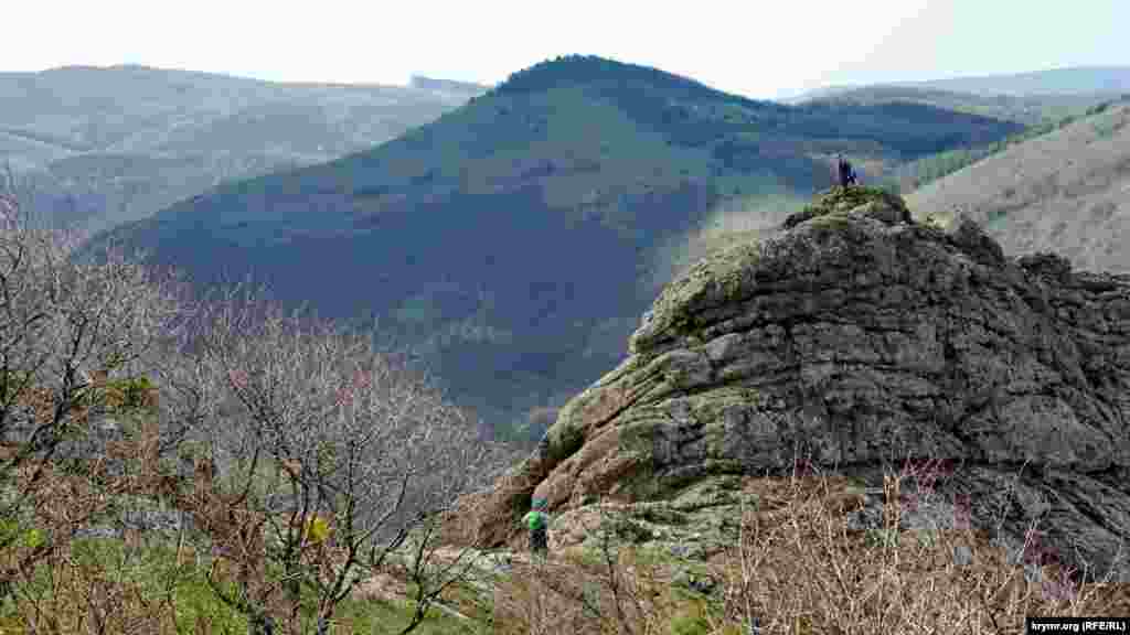 На скальном выступе хребта Орта-Сырт. Хребет состоит из нескольких, разделенных понижениями вершин, а именно – Таркез-Оба и Лялель-Оба. Они словно насажены на одну ось и сплюснуты с боков