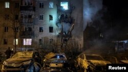 Знищені автомобілі й пошкоджений житловий будинок після удару російського безпілотника в Харкові, 3 квітня 2025 року