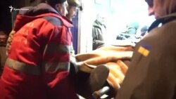 Ночь после обстрелов: медики спасают пострадавших в Авдеевке (видео) Ночь после обстрелов: медики спасают пострадавших в Авдеевке (видео)