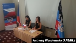 Нела Ліскова (л) під час презентації «представницького центру ДНР», Острава, 1 вересня 2016 року