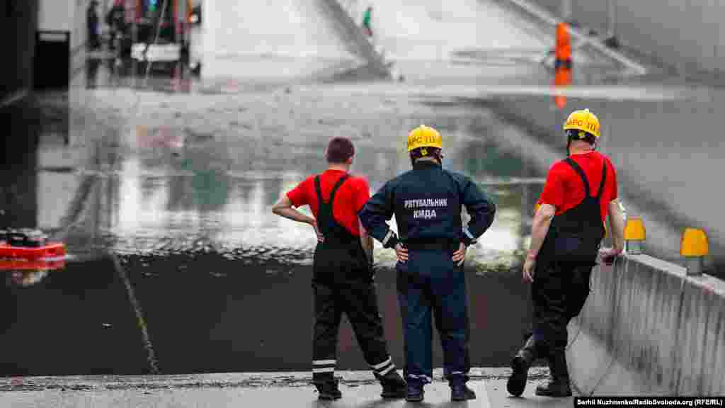 Комунальні служби і ДСНС ліквідовують затоплення проїжджої частини біля станції метро «Дорогожичі» (вулиця Олени Теліги) в Києві, 19 липня 2021 року