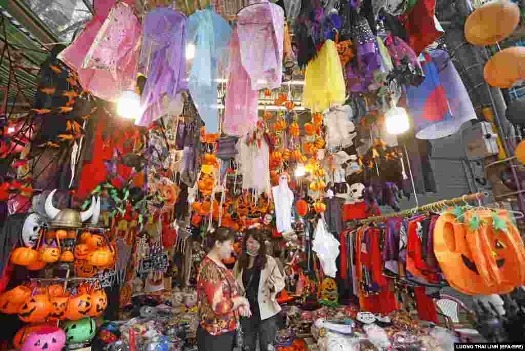 У В'єтнамі Геловін також є популярним святом. На фото «геловінський» ринок у столиці країни Ханої