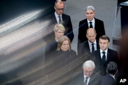 Лідер партії ХДС Фрідріх Мерц (угорі ліворуч), президент Франції Еммануель Макрон (внизу праворуч), канцлер Німеччини Олаф Шольц (у центрі), президент нім. парламенту Барбель Бас (ліворуч), президент Німеччини Франк-Вальтер Штайнмаєр (попереду), Німеччина, 22 листопада 2024 року