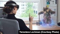 «Створює собі безпеку і добробут, а отже надійний мир, розумна, освічена нація» – Веселовський.  На фото – одне з використань технології Mixed Reality, в розробці якої беруть участь українські дослідники