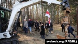 Білоруська влада екскаватором знесла встановлені громадськістю хрести на місці страти кількох сотень тисяч людей під час сталінських репресій. Білорусь, Куропати. 5 квітня 2019 року