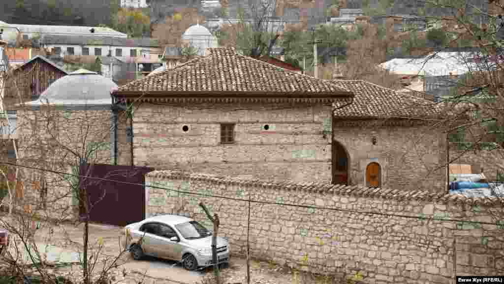 Бани Сары Гузель, что в переводе с крымскотатарского означает «желтая красавица», построены в 1532 году и являются одним из самых ранних, датируемых сооружений дворцового комплекса