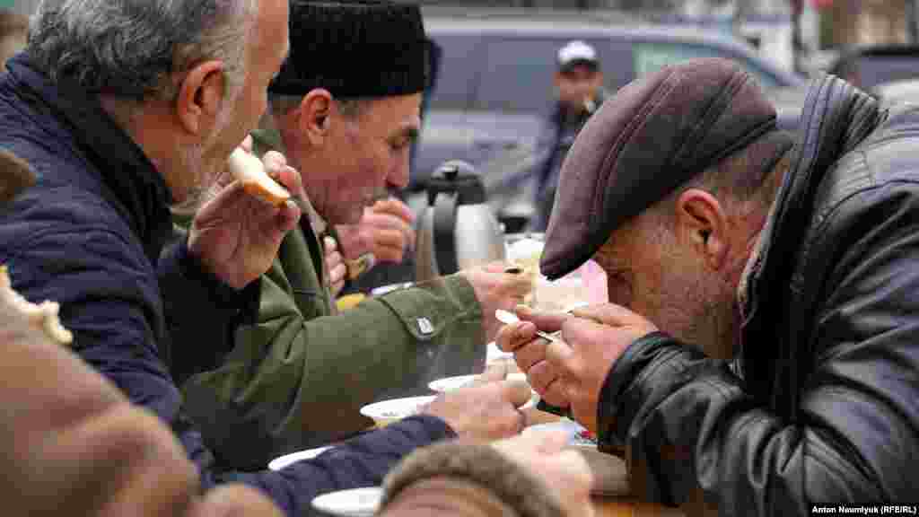 Каждое заседание суда по «делу 26 февраля» к зданию Верховного суда Крыма в Симферополе Энвер Муслядинов и его супруга Фера-Султан привозят обед для тех, кто приходит в суд поддержать Ахтема Чийгоза