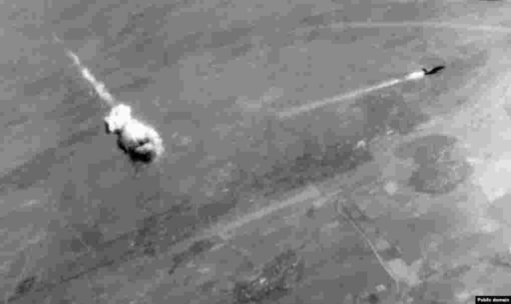 В США разработка стелс-технологий началась в 1970-е годы, после того как исследование выявило, что большинство американских самолетов во время вьетнамской войны было сбито самолетами, которых не видели пилоты 