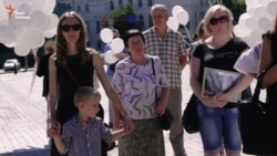 В Киеве прошла акция памяти погибших в Иловайске (видео) В Киеве прошла акция памяти погибших в Иловайске (видео)
