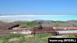 Из-за заводских отходов вода в озере Красное приобрела бирюзовый цвет