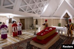 რომის პაპ ფრანცისკეს ცხედარი სანტა მარტას სამრეკლოშია დასვენებული. 2025 წლის 22 აპრილი