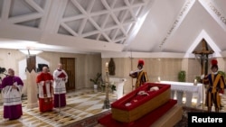 Изложено телото на папата Франциск во Домот Света Марта, Ватикан