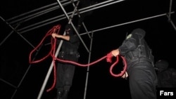 Iranian police officers prepare a noose for a hanging. UN experts have called on majority Shi'ite Muslim Iran to stop the persecution and harassment of religious minorities. (file photo)