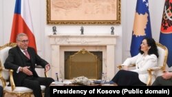 Dvoržak tokom sastanka u Prištini s predsednicom Kosova Vjosom Osmani, 24. januara 2024.