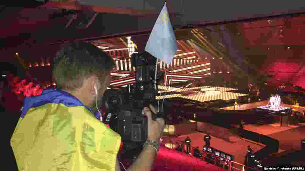 Май 2016. В тот год Украину на песенном конкурсе «Евровидение» в Стокгольме представляла Джамала. Трагичную историю своей семьи и всего крымскотатарского народа она вложила в песню «1944», которая принесла ей победу. Однако же накануне финала руководство «Евровидения» запретило участникам и зрителям конкурса приносить с собой флаг крымских татар, ссылаясь на то, что он не государственный. Так знамя с тамгой оказалось в одном запрещенном списке рядом с флагом поддерживаемой Россией группировки «ДНР» и непризнанного Приднестровья