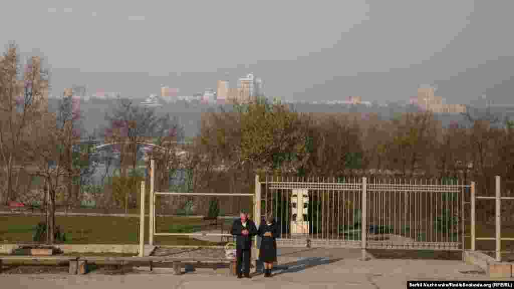 Віряни, дотримуючись соціальної дистанції, стоять під час святкової служби перед Патріаршим собором Воскресіння Христового УГКЦ