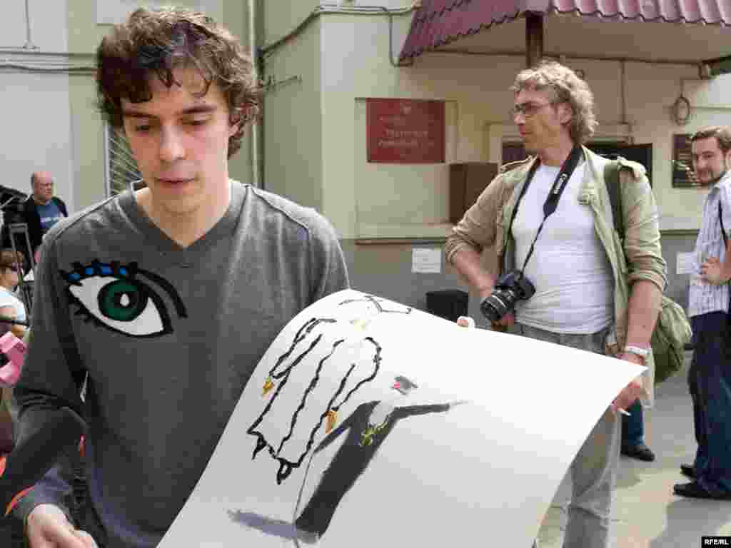 Участники движения "Мы" во главе с Романом Доброхотовым рисовали картины на тему выставки "Запретное искусство"