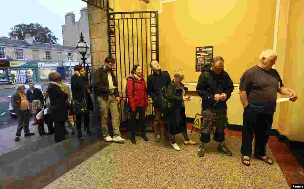 Портобелло, окрестности Эдинбурга: люди начали собираться около участков для голосования еще до их открытия