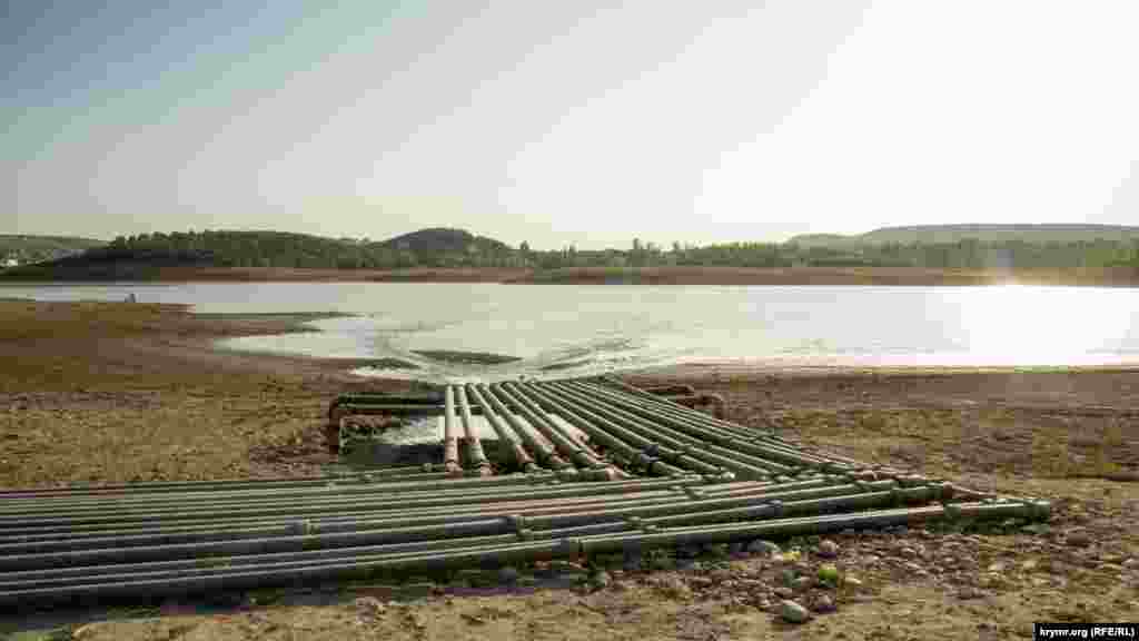 Все 15 труб, по которым перекачивается вода из Тайганского и Белогорского водохранилищ, продлили почти на сто метров вперед, непосредственно к зеркалу Симферопольского «реципиента». С момента запуска перекачки сток происходил по дну балки, неподалеку от лесозащитной зоны