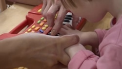 Сурогатна мати пішла, біологічні батьки зі США відмовились. Історія дівчинки Бріджит, яка живе у Запоріжжі Сурогатна мати пішла, біологічні батьки зі США відмовились. Історія дівчинки Бріджит, яка живе у Запоріжжі