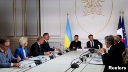 Белгискиот премиер Барт де Вевер, претседателката на Европската комисија Урсула фон дер Лајен, полскиот премиер Доналд Туск, финскиот претседател Александар Стаб, украинскиот претседател Володимир Зеленски и францускиот претседател Емануел Макрон во Париз, 4 септември