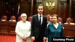 Алиса Мейсснер, Елизавета Михайлова, Евгения Шашева с юристом Григорием Вайпаном в Конституционном суде России