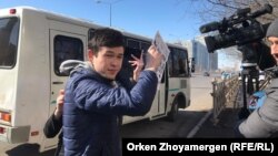 Неизвестный мешает журналистам снимать происходящее в Астане, 22 марта 2019 г.