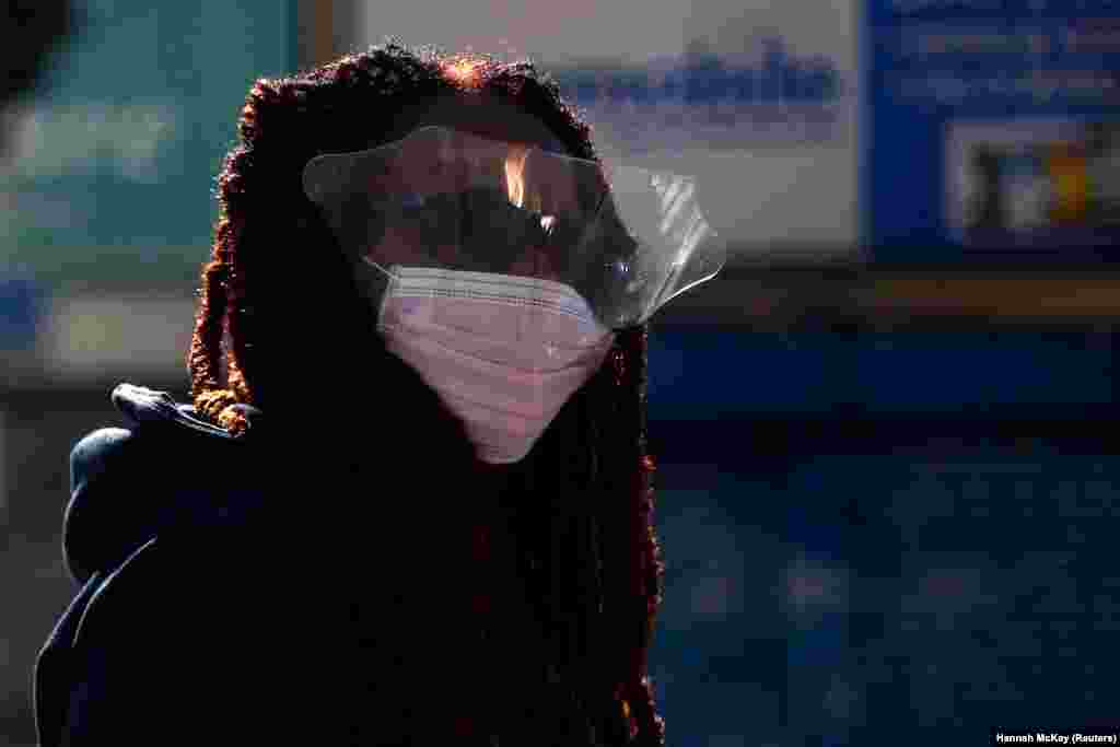 Станом на вечір 20 квітня 17,337 тих, у кого виявлено коронавірусну хворобу – загинули. На фото жінка в масці переходить вулицю в Пекхемі на півдні Лондона