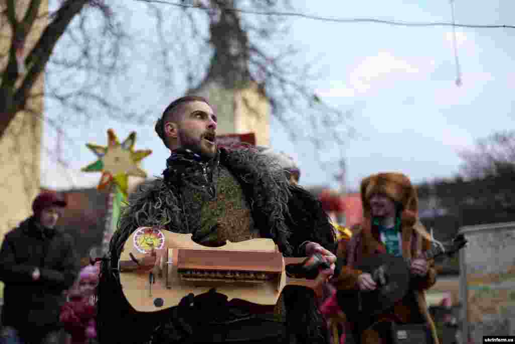 Учасник І Міжнародного різдвяного фестивалю під час марш-параду у Львові.  Колективи з Польщі, Чехії, Литви та українські гурти крокували ходою від міської шопки на площі Ринок до ярмаркової сцени біля міської ялинки на проспекті Свободи. Серед гостей фестивалю - фольклорний колектив Pentla (Чехія), інструментальний колектив Akordas (Литва), ансамбль пісні і танцю Kalina (Польща), українські етногурти "Коралі", "Йорий Клоц", "Ойкумена" та інші. Львів, 13 січня 2016 року