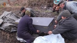 Цивільного в зоні АТО поховали у воронці від снаряда – на цвинтарі небезпечно (відео) Цивільного в зоні АТО поховали у воронці від снаряда – на цвинтарі небезпечно (відео)