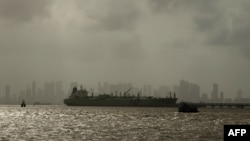 
Державні нафтопереробні заводи Індії відновили закупівлю російської нафти після короткої перерви, попри зростання тарифів та критику з боку адміністрації Дональда Трампа
