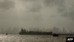 Танкер плывет в Аравийском море у побережья Мумбаи (иллюстративное фото)