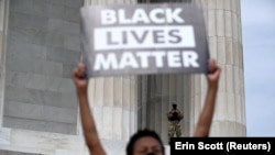 Жінка тримає плакат Black Lives Matter («Життя темношкірих важливі»), Вашингтон, США, червень 2020 року