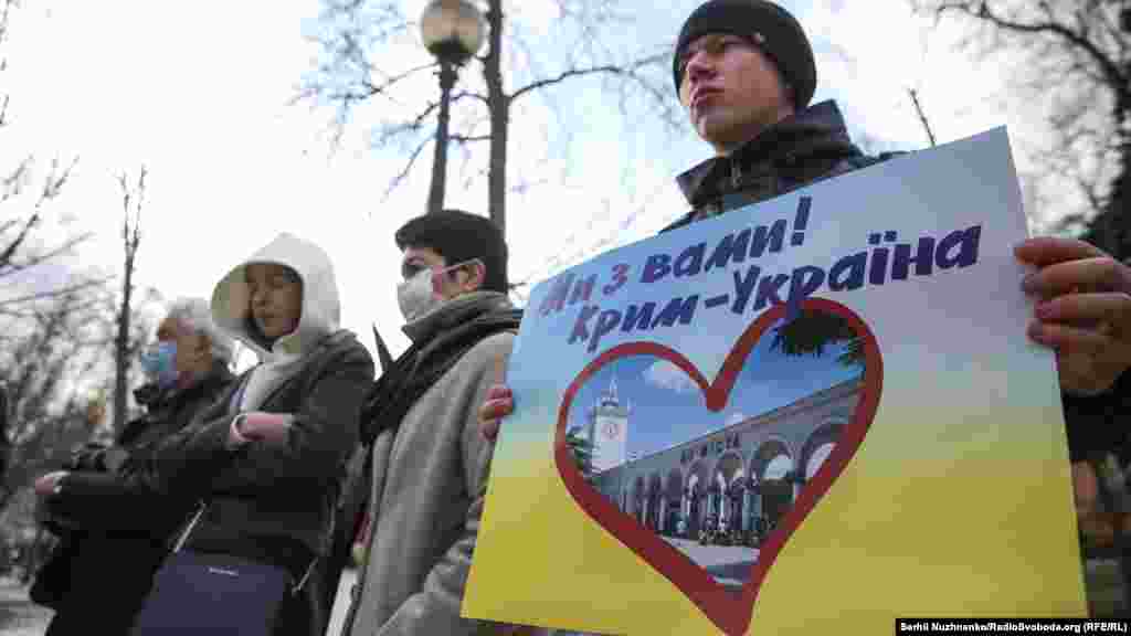 Участники акции держали в руках плакаты с надписью «Крым – это Украина»