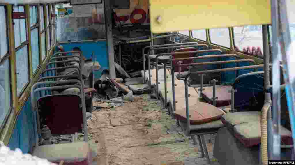 Теперь отслужившие свое ржавеющие «рогатые» под круглосуточной охраной