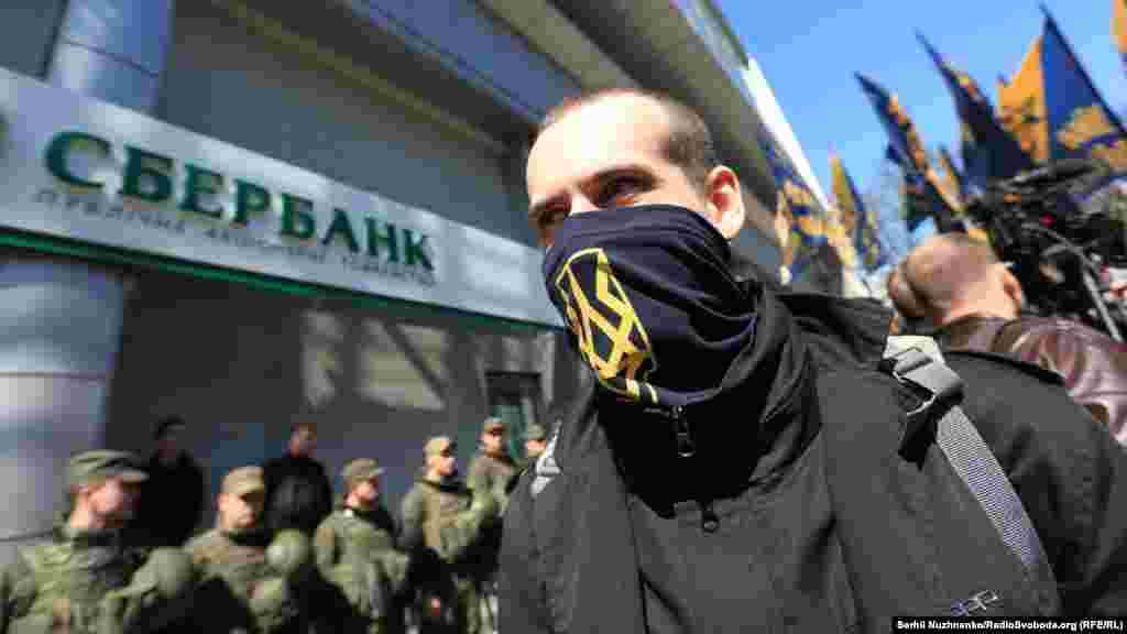 Активісти «Нацкорпусу» блокують відділення «Сбербанку» в Києві, 10 квітня 2017 року ПЕРЕГЛЯНЬТЕ ФОТОГАЛЕРЕЮ