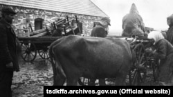 Розкуркулення селянина Ємця в одному з сіл Донецької області, 1930 рік. Автор зйомки: Железняк. 4-017901 ЦДКФФА України імені Гордія Пшеничного