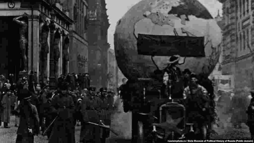 Первое мая в Петрограде. Макет глобуса с транспарантом: «Владыка мира – труд!», 1920 год