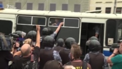 У Москві затримали близько 200 учасників маршу за Голунова, в тому числі журналістів на завданні – відео У Москві затримали близько 200 учасників маршу за Голунова, в тому числі журналістів на завданні – відео