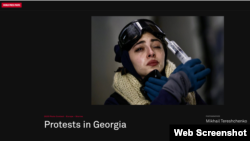 კონკურსში გამარჯვებული სერიიდან ერთ-ერთი ფოტო - დემონსტრანტს ფიზიოლოგიურ წყალს ასხამენ ცრემლსადენი გაზის გაშვების შემდეგ. 7 დეკემბერი, 2024 წელი. თბილისი