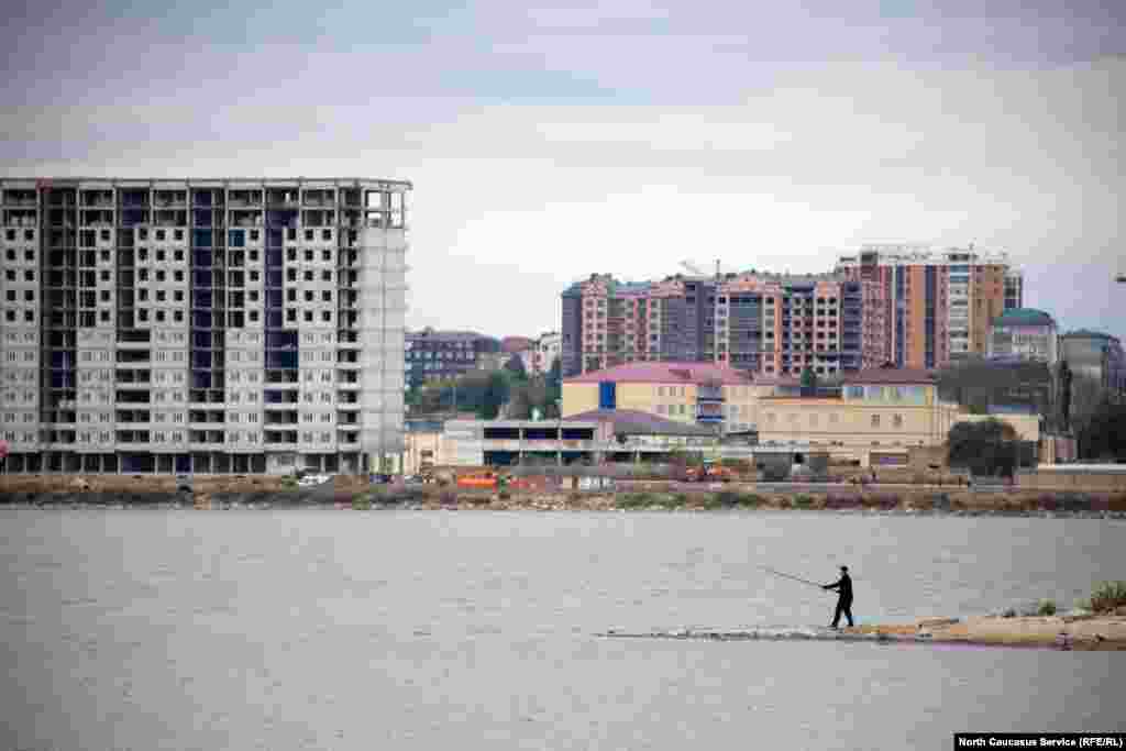 Озеро — с давних пор излюбленное место рыбаков. Здесь ловят сазана, карпа, пескаря, карася