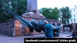 Під час демонтажу пам’ятника червоноармійцю у Чернівцях, 12 серпня 2022 року