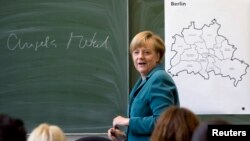 Канцлер Німеччини Анґела Меркель проводить лекцію в одній з середніх шкіл Берліна, 13 серпня 2013 рік