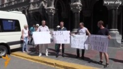 Крымские вкладчики пикетировали Нацбанк Крымские вкладчики пикетировали Нацбанк