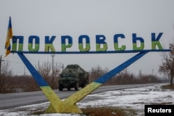 Російські війська намагаються обійти міста і вийти на траси, каже Віталій Литвин. На фото: стела на в'їзді у Покровськ, 19 грудня 2024 року