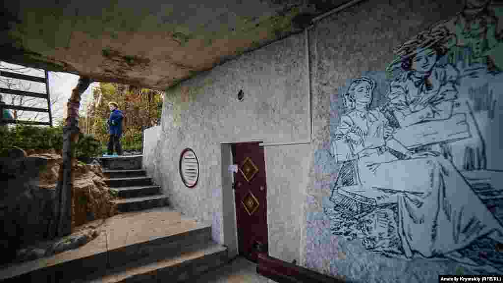 Мурал на фасаде дачи изображает главных героинь чеховской драмы «Три сестры»