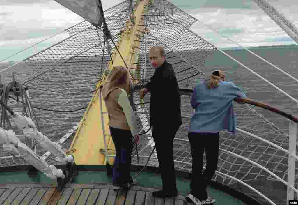 На всех фотографиях дочери Путина запечатлены спиной к камере. Официально подтвержденных снимков их лиц ни тогда, ни сейчас нет.  